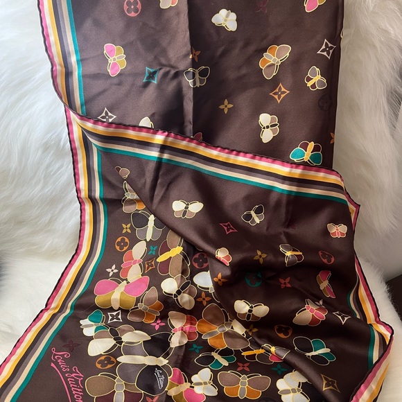 Louis Vuitton SILK NECKERCHIEF🖤🤎💛 - Picture 6 of 7
